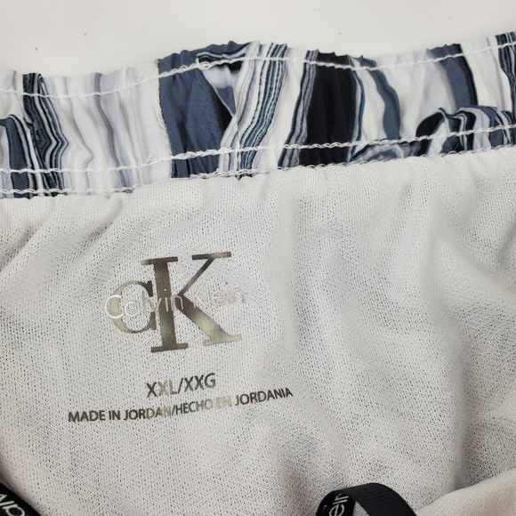 NWT Calvin Klein Marbled Look Shorts - Picture 2 of 3